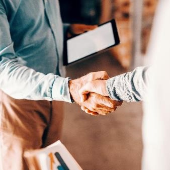 Vente au carreau entre professionnels sur le marché de gros alimentaire.