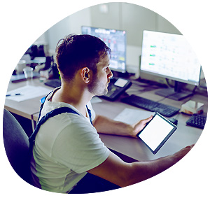 homme qui analyse les marges et la production avec logiciel Konnect’Agro