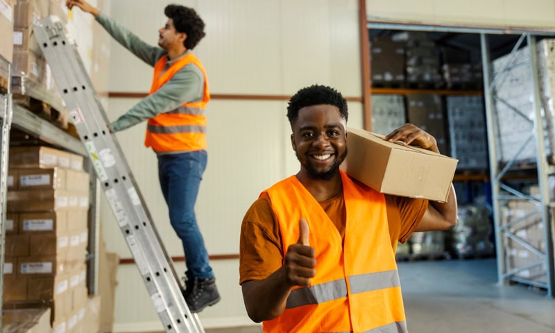 wms-xtent-satisfaction-client-prestataire-logistique Opérateurs logistiques préparant l’expédition des colis aux clients